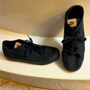 Men’s Nike Black Low Top Skater Shoes - men’s size 9.5